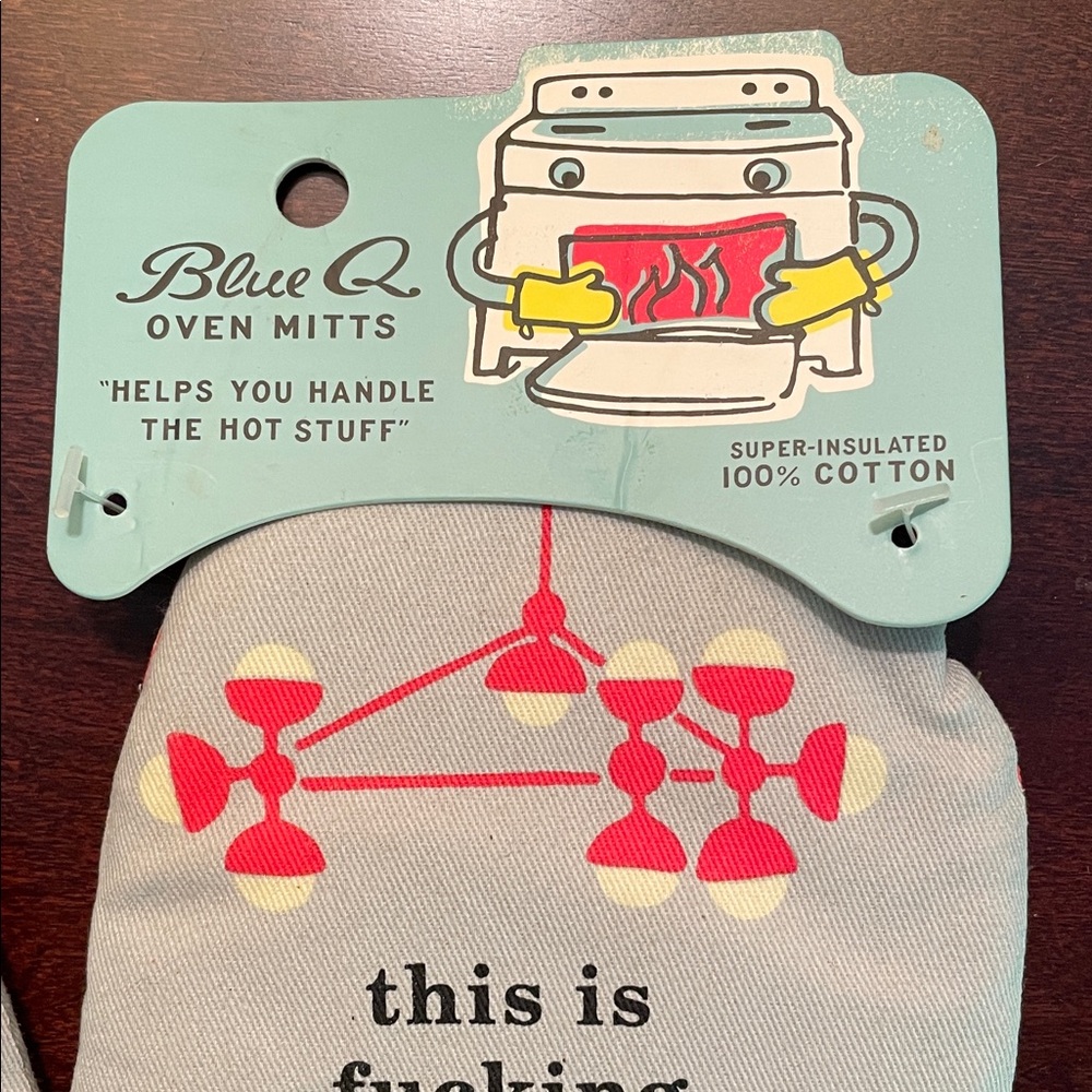 Gray and Red Oven Mitt with Retro Design - Picture 3 of 4